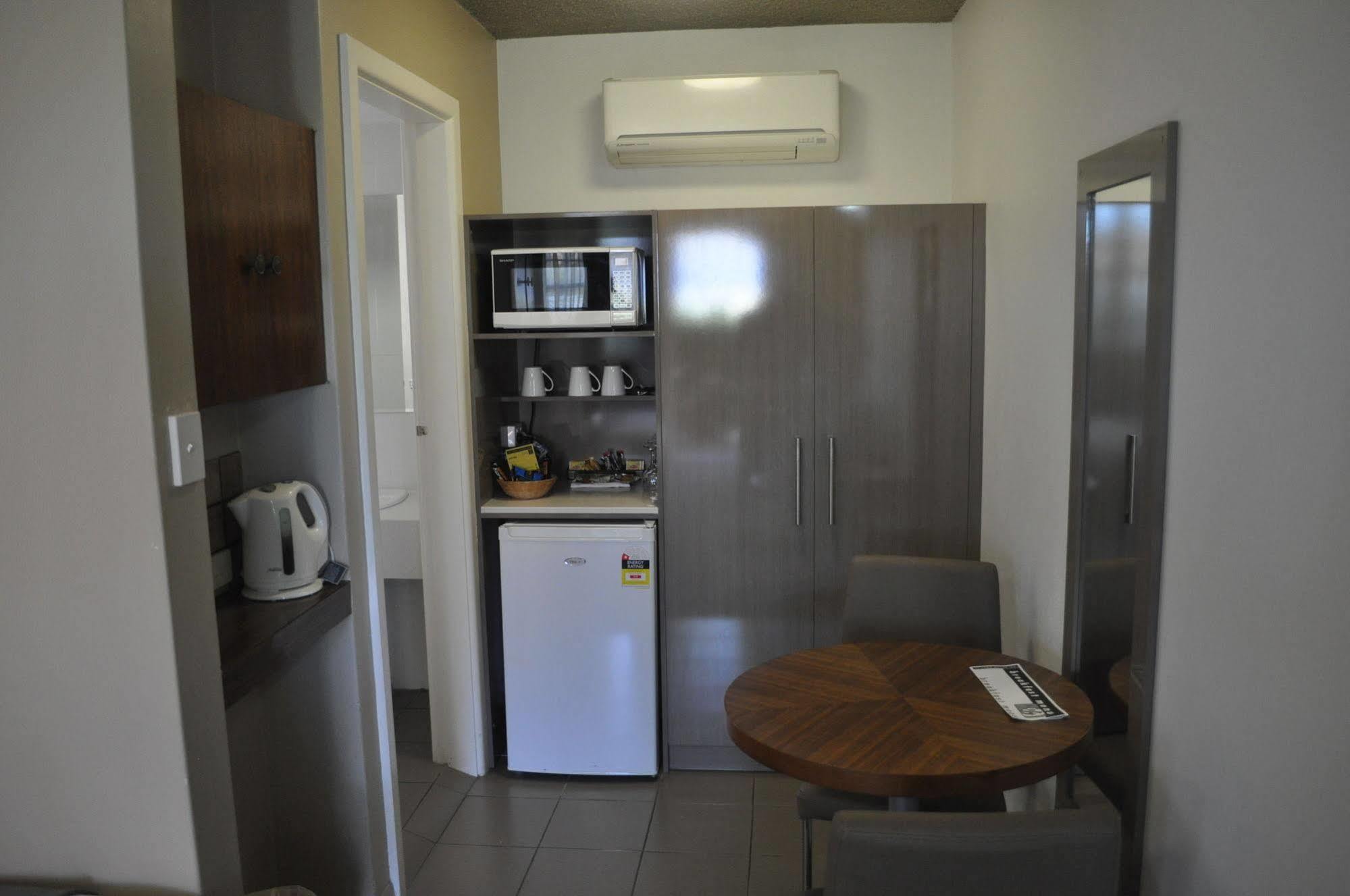 In Town Motor Inn Тарий Екстериор снимка