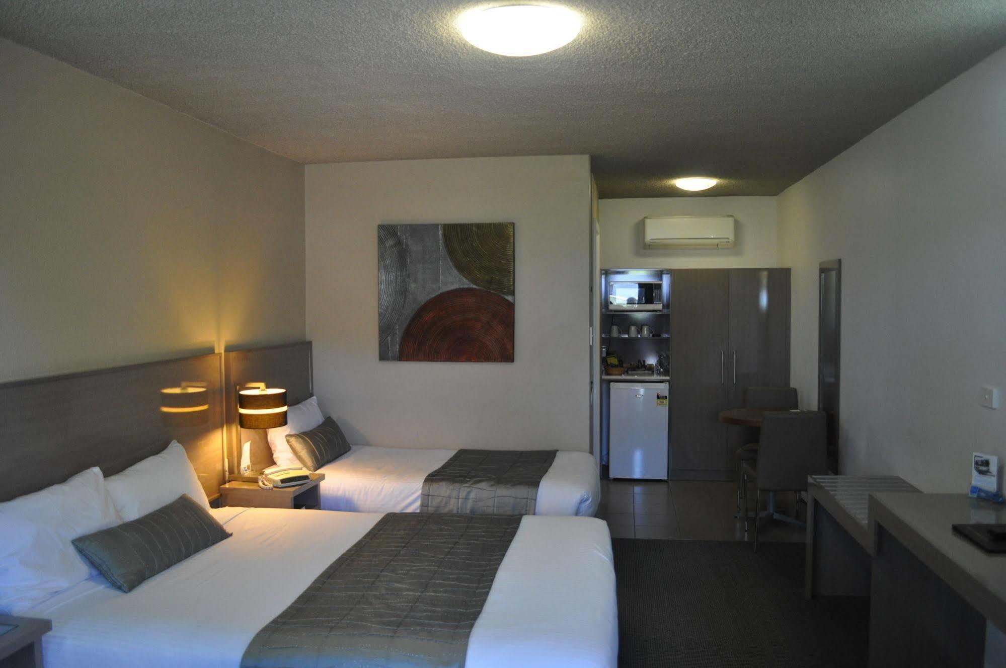 In Town Motor Inn Тарий Екстериор снимка